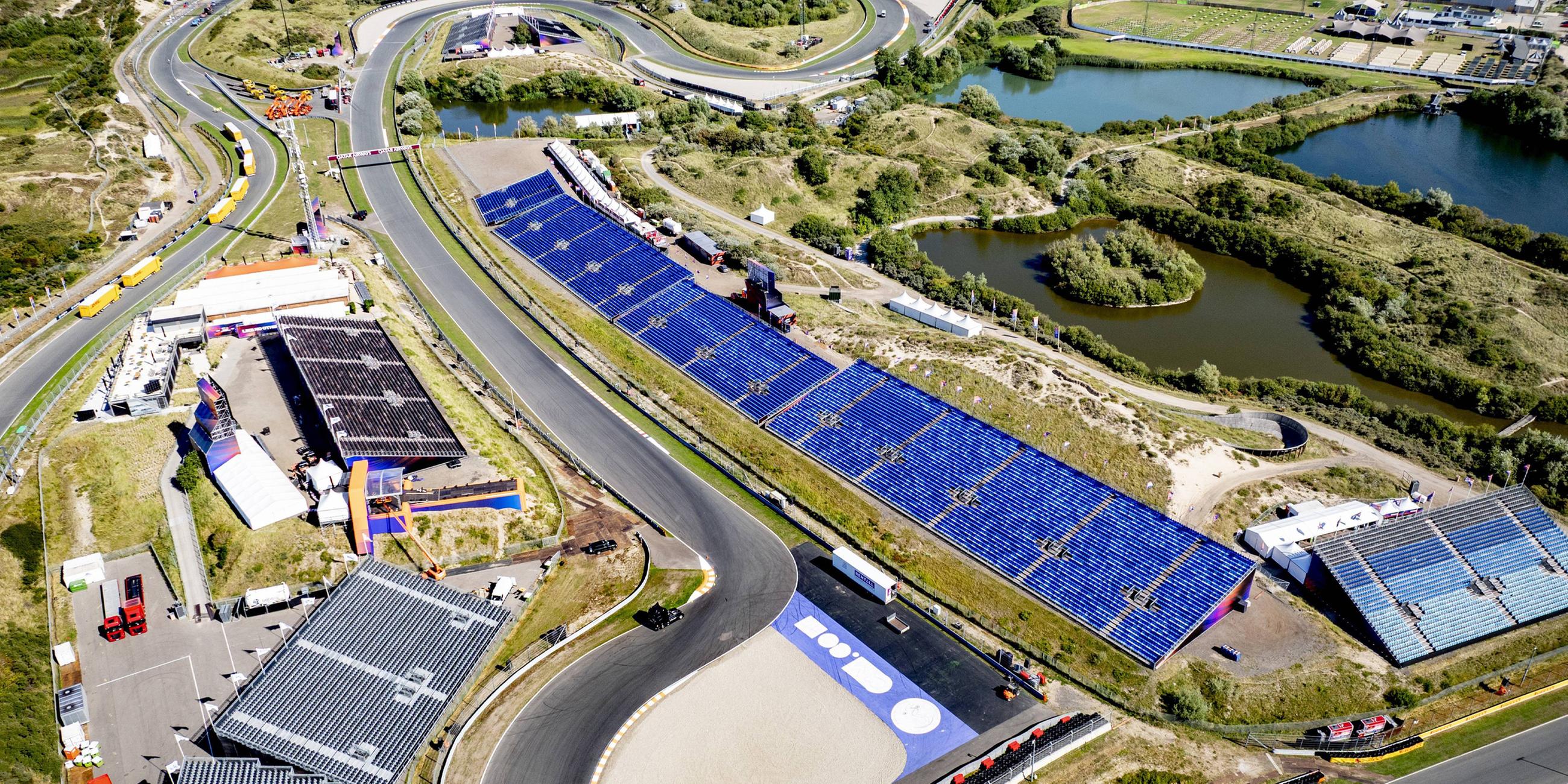 Zandvoort, Niederlande: Vorbereitungen für den Formel-1-Grand-Prix der Niederlande 2025 auf dem CM.com Circuit Zandvoort, gelegen in den Dünen unweit der Nordseeküste. (Drohnenaufnahme)