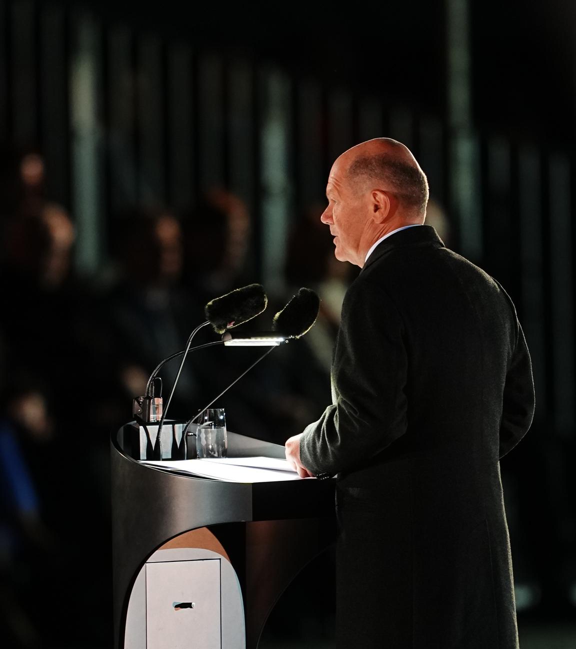  Olaf Scholz (SPD), geschäftsführender Bundeskanzler, spricht beim großen Zapfenstreich der Bundeswehr anlässlich seiner Verabschiedung.