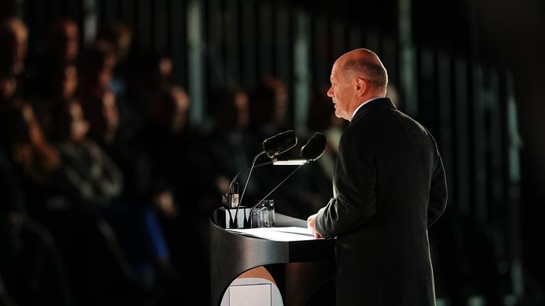  Olaf Scholz (SPD), geschäftsführender Bundeskanzler, spricht beim großen Zapfenstreich der Bundeswehr anlässlich seiner Verabschiedung.