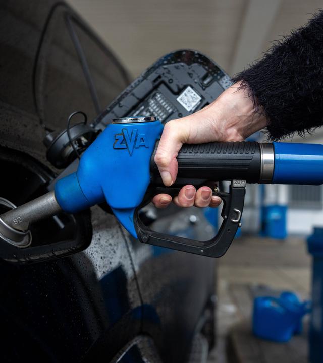 Zapfpistole an einer Tankstelle, Symbolbild
