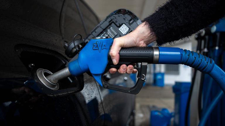 Zapfpistole an einer Tankstelle, Symbolbild