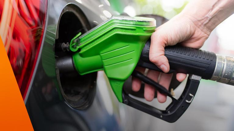 Archiv: Zapfsäule an einer Tankstelle am 06.09.2020 in München