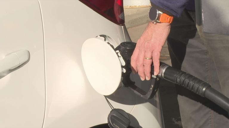 Person an der Zapfsäule