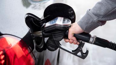 Ein Autofahrer steckt an einer Tankstelle einen Diesel-Zapfhahn in die Tanköffnung seines Fahrzeugs am 26.05.2019.