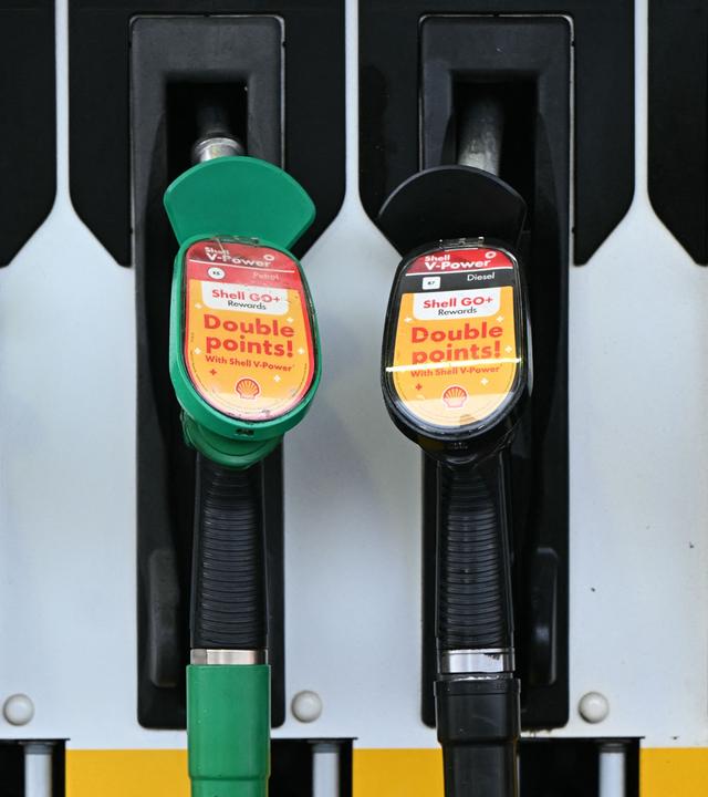 Vier Zapfpistolen mit jeweils einem Shell-Logo
