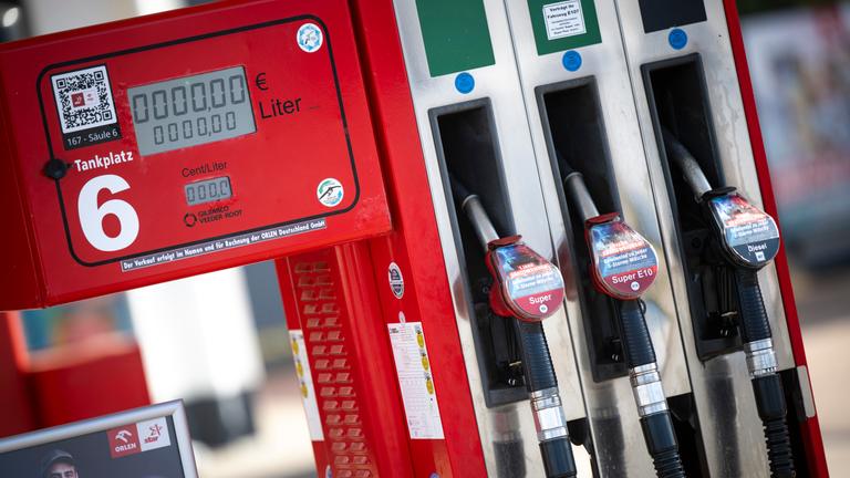 An einer Zapfsäule an einer Tankstelle hängen die Tankschläuche der Kraftstoffe Superbenzin (l-r), Super E10 und Diesel.