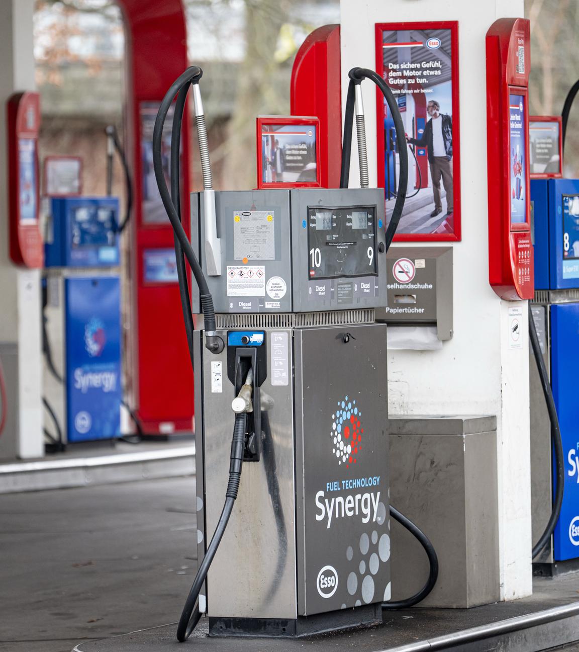 Eine Zapfsäule bei einer Tankstelle in Berlin.