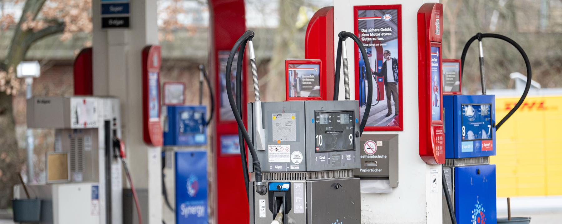 Eine Zapfsäule bei einer Tankstelle in Berlin.