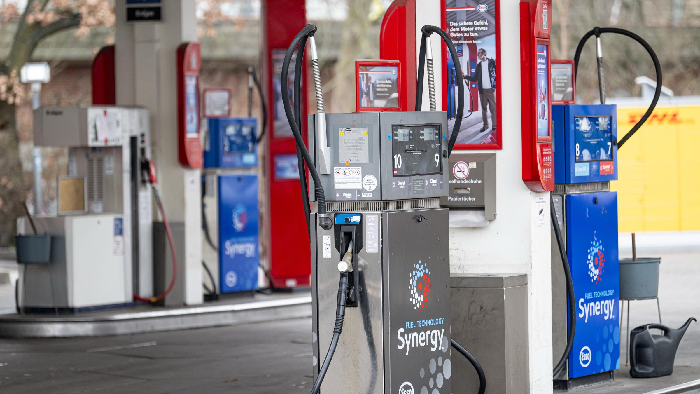 Eine Zapfsäule bei einer Tankstelle in Berlin.