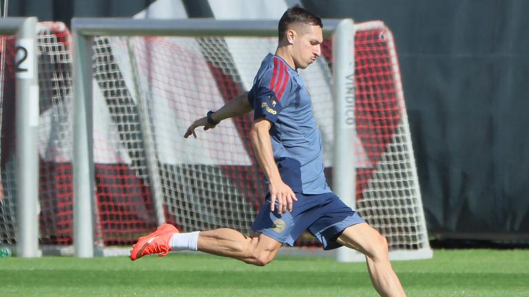 Bryan Zaragoza auf dem Trainingsgelände des FC Bayern.