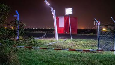 18.10.2026, Sachsen, Schkeuditz: Ein beschädigter Flughafenzaun am Flughafen Leipzig/Halle.