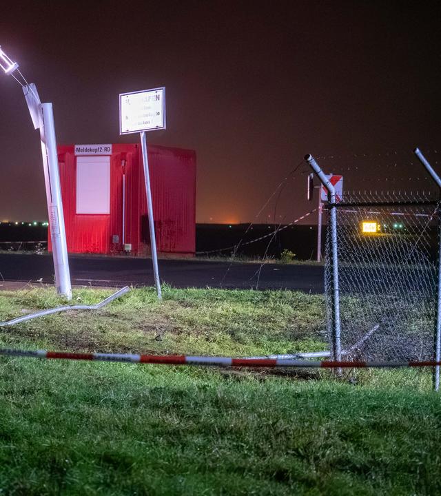 18.10.2026, Sachsen, Schkeuditz: Ein beschädigter Flughafenzaun am Flughafen Leipzig/Halle.