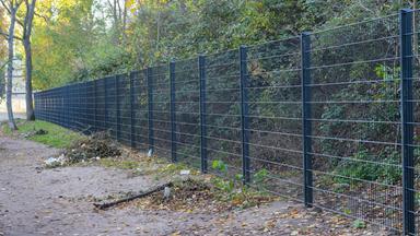  Ein Metallzaun ist am Görlitzer Park an der Wiener Straße aufgebaut. 