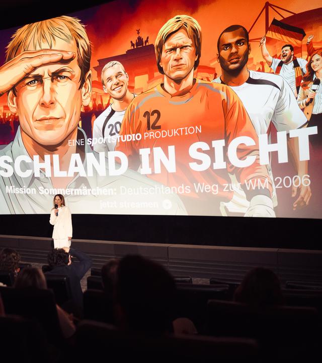 Das Plakat zur ZDF-Doku über die Fußball-WM 2006 auf einer Kinoleinwand.