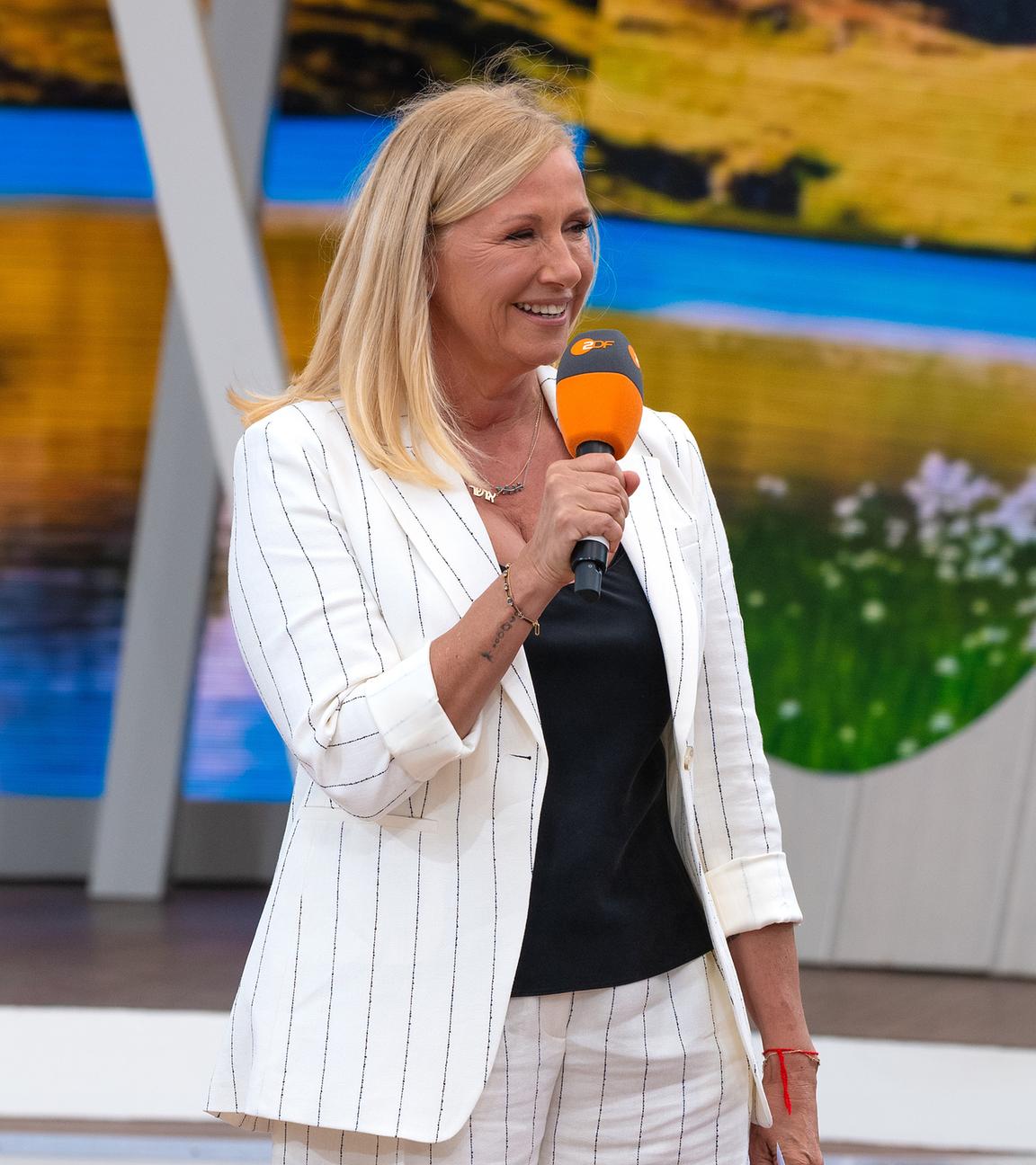 Moderatorin Andrea Kiewel mit Mikrofon während einer Fernsehgarten-Sendung