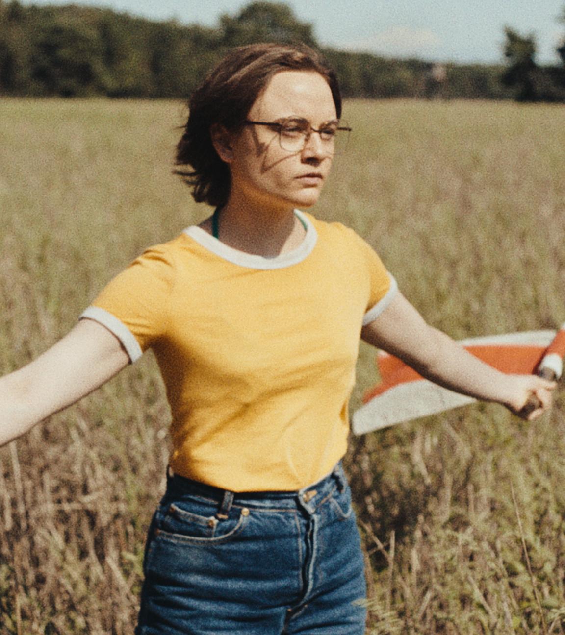 Lena Urzendowsky als Angelika in einer Szene aus dem Film «In die Sonne schauen» .