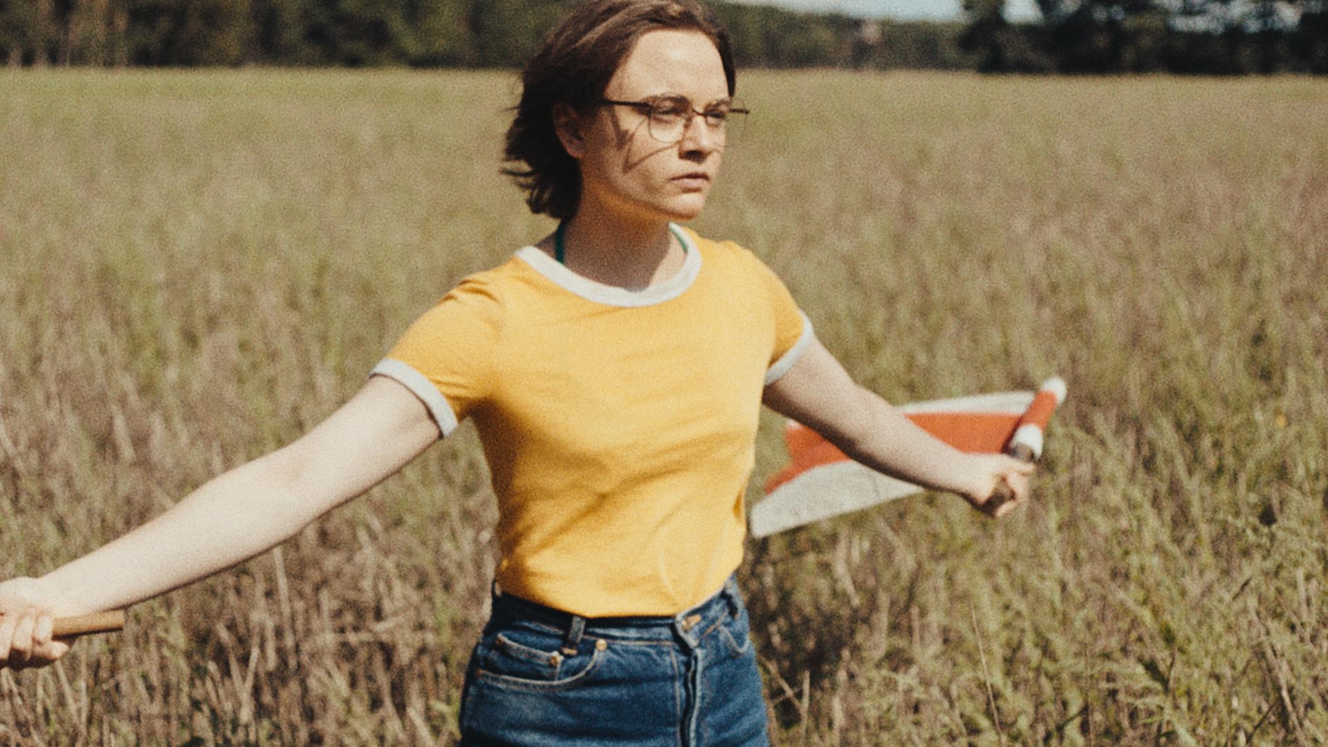 Lena Urzendowsky als Angelika in einer Szene aus dem Film «In die Sonne schauen» .