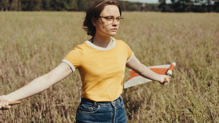 Lena Urzendowsky als Angelika in einer Szene aus dem Film «In die Sonne schauen» .