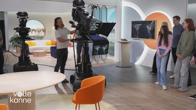 Eine Schülergruppe steht im "Volle Kanne"-Studio.