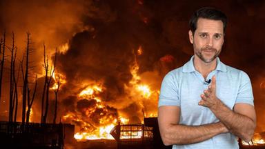 Auf dem Bild zu sehen ist im Hintergrund eine Explosion, Feuer und Rauchwolken. Auf der rechten Seite zu sehen ist Host Mirko Drotschmann.