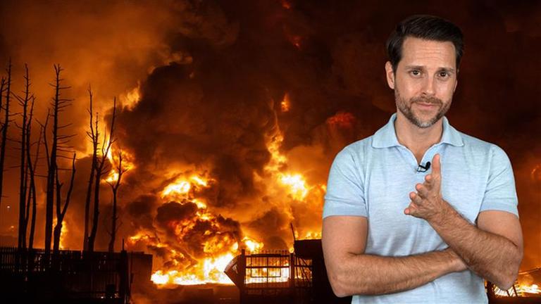 Auf dem Bild zu sehen ist im Hintergrund eine Explosion, Feuer und Rauchwolken. Auf der rechten Seite zu sehen ist Host Mirko Drotschmann.