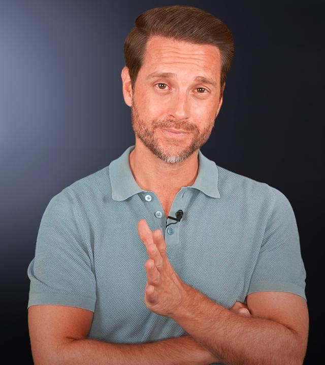 Auf dem Bild sieht man auf der rechten Seite den Host Mirko Drotschmann. Links im Bild zu sehen ist eine Hand, die Geld auffängt.