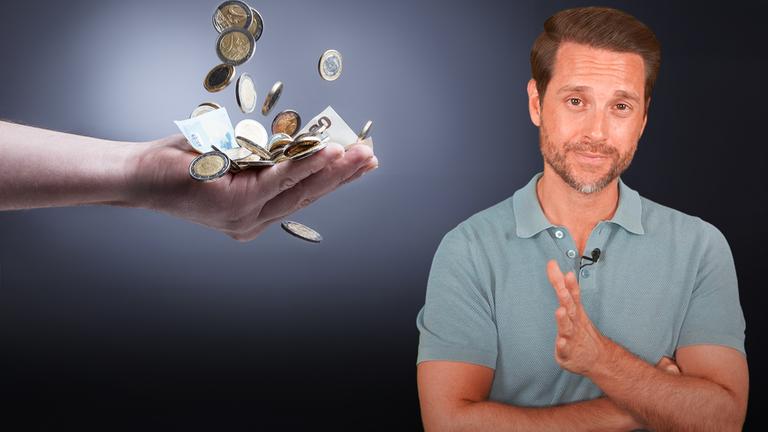 Auf dem Bild sieht man auf der rechten Seite den Host Mirko Drotschmann. Links im Bild zu sehen ist eine Hand, die Geld auffängt.
