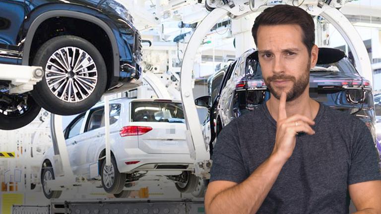 Rechts im Bild zu sehen ist Host Mirko Drotschmann. Im Hintergrund sieht man eine Produktionshalle der Automobilbranche.