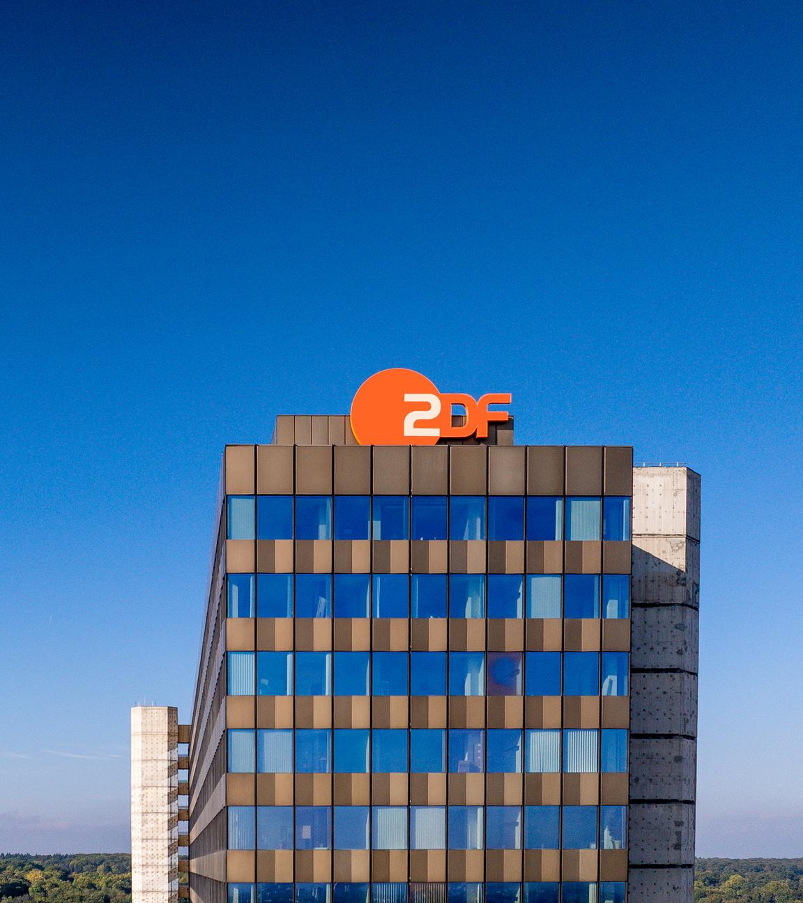 ZDF-Hochhaus mit ZDF-Logo vor blauem Himmel