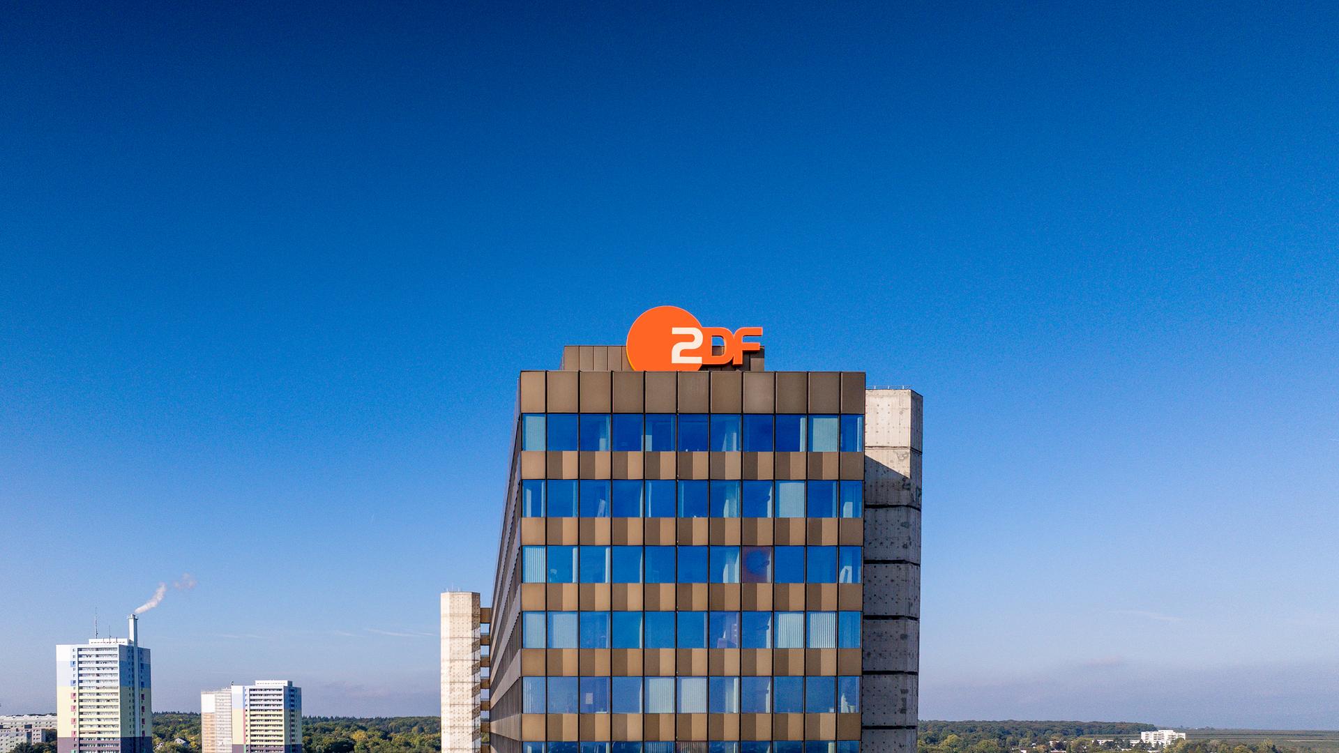 ZDF-Hochhaus mit ZDF-Logo vor blauem Himmel
