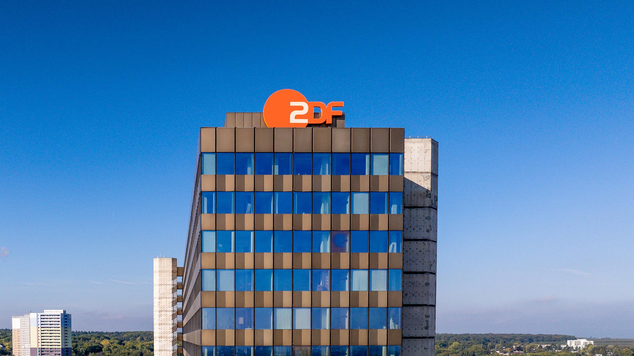 ZDF-Hochhaus mit ZDF-Logo vor blauem Himmel