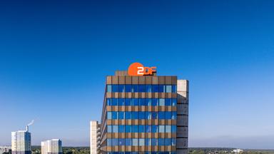 ZDF-Hochhaus mit ZDF-Logo vor blauem Himmel