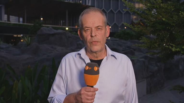 ZDF-Korrespondent Johannes Hano spricht in Singapur über den Afghanistan / Pakistan Konflikt