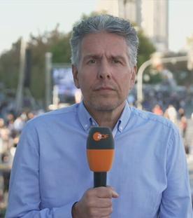 ZDF-Korrespondent Michael Bewerung spricht in einem Schaltgespräch in Novi Sad