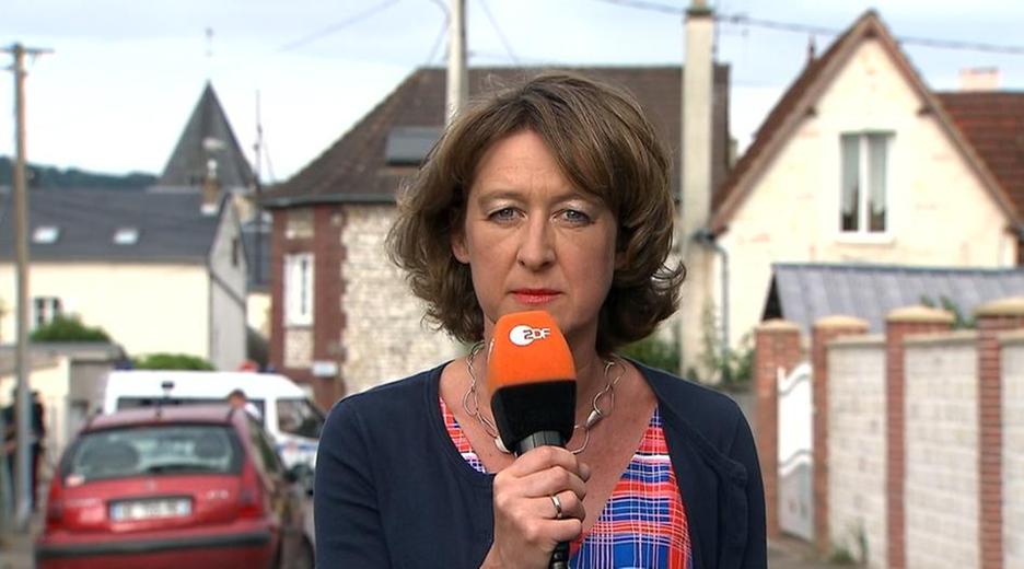 ZDF-Korrespondentin Susanne Freitag in Saint-Étienne-du-Rouvray.