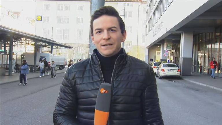 ZDF-Reporter Moritz Neuß berichtet aus München über den Warnstreik im Nahverkehr