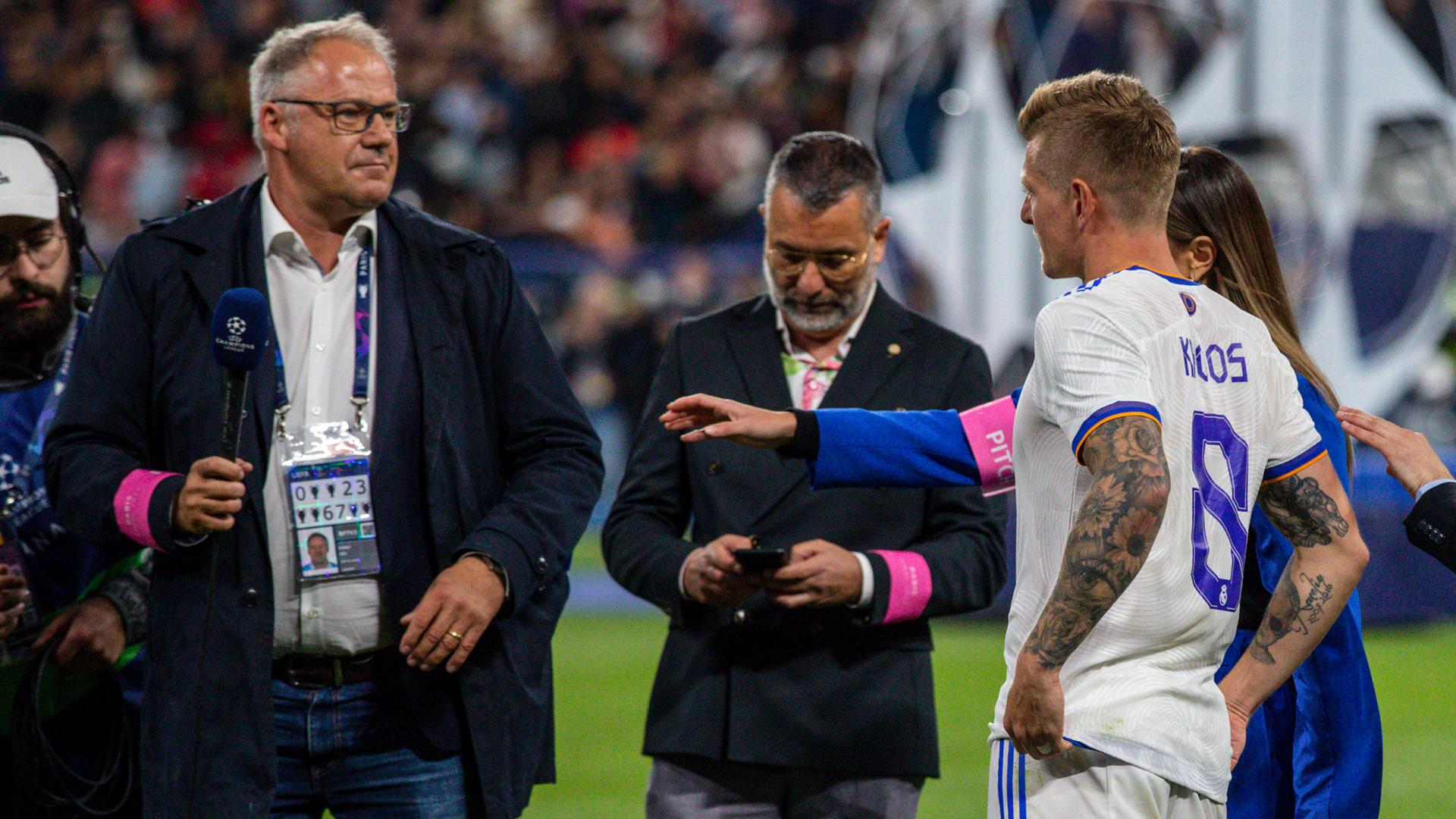 Nils Kaben interviewt Toni Kroos nach dem Champions-League-Finale 2022.