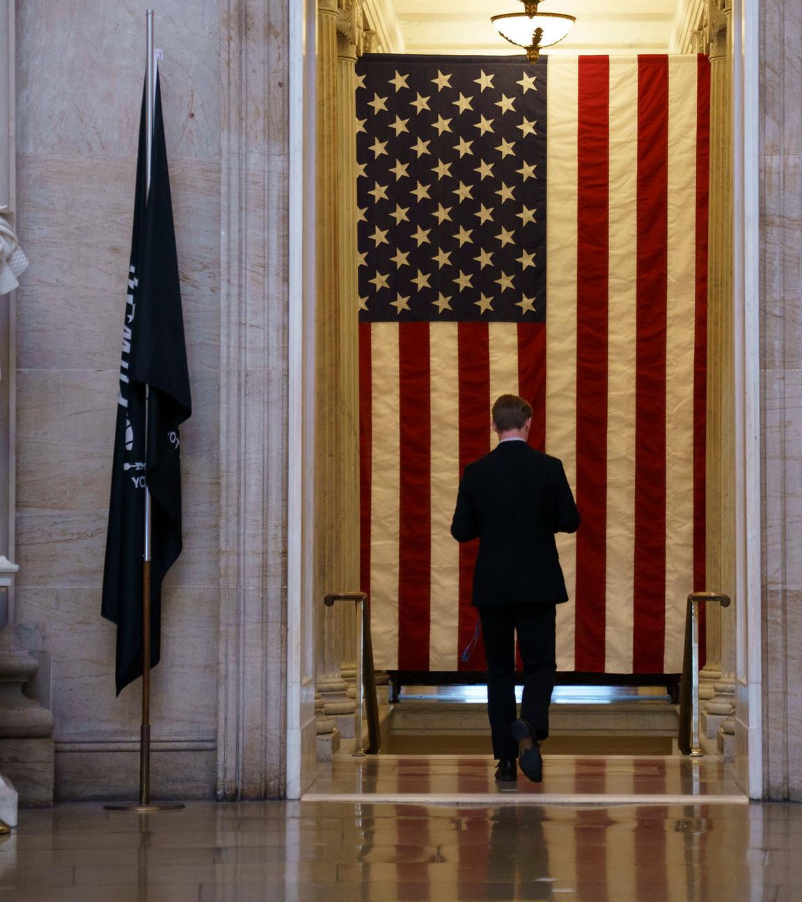 Ein Abgeordneter geht durch die Rotunde im US-Capitol in Washington.
