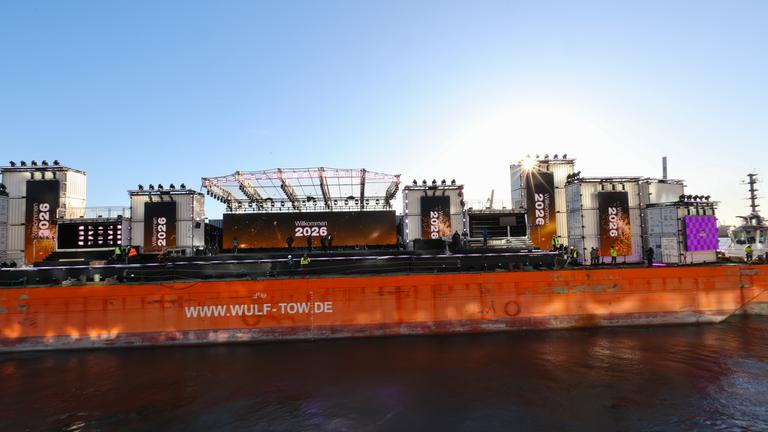 Eine schwimmende Bühne auf der Elbe für die ZDF-Silvesterfeier.