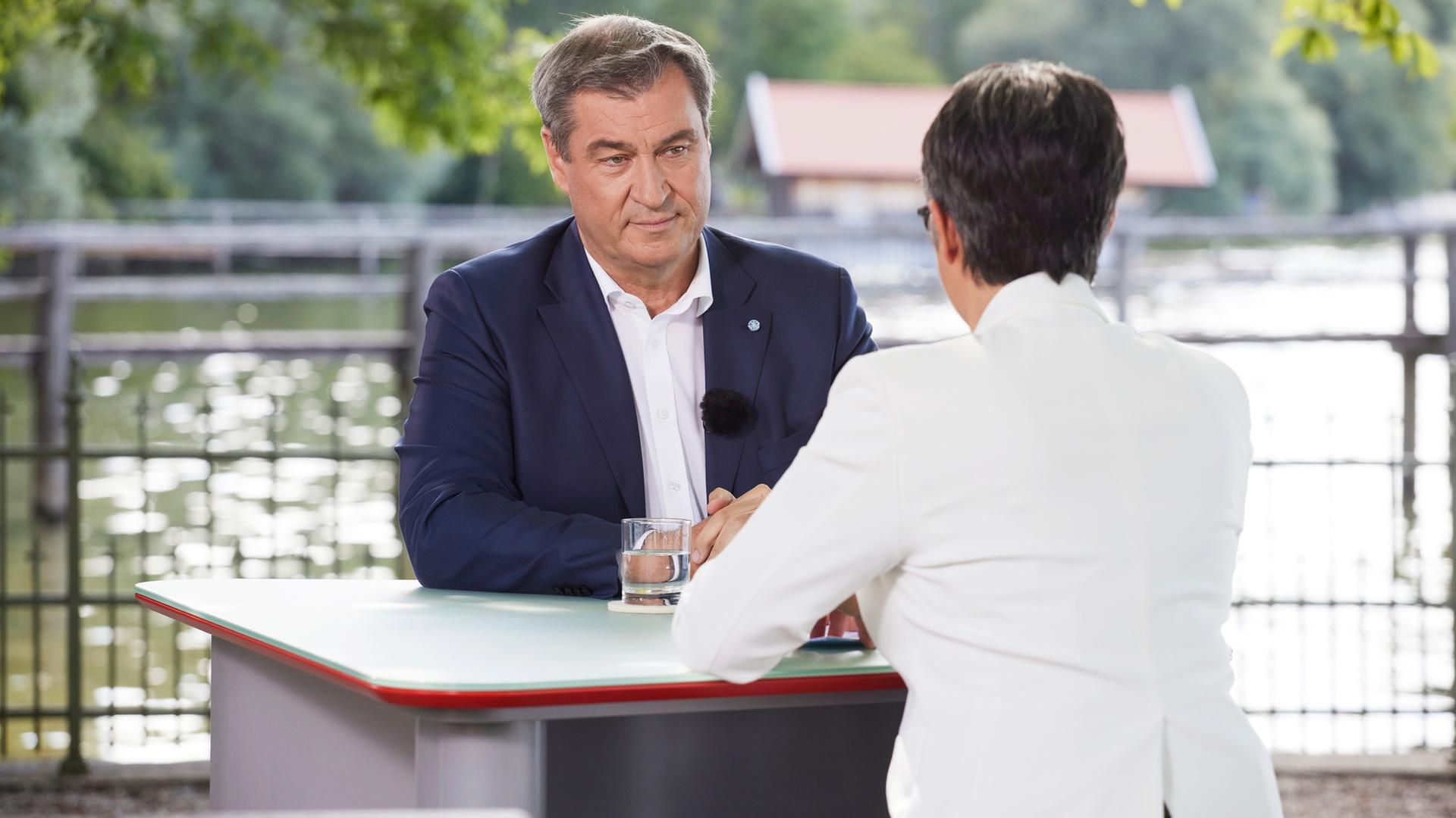 Markus Söder, Ministerpräsident von Bayern und CSU-Parteivorsitzender, spricht beim ZDF-Sommerinterview in «Berlin direkt» mit Moderatorin Shakuntala Banerjee (undatierte Aufnahme). Foto: Sebastian Arlt/ZDF/dpa - ACHTUNG: Nur zur redaktionellen Verwendung im Zusammenhang mit einer Berichterstattung über die Sendung und nur mit vollständiger Nennun