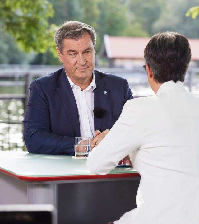 Markus Söder, Ministerpräsident von Bayern und CSU-Parteivorsitzender, spricht beim ZDF-Sommerinterview in «Berlin direkt» mit Moderatorin Shakuntala Banerjee (undatierte Aufnahme). Foto: Sebastian Arlt/ZDF/dpa - ACHTUNG: Nur zur redaktionellen Verwendung im Zusammenhang mit einer Berichterstattung über die Sendung und nur mit vollständiger Nennun