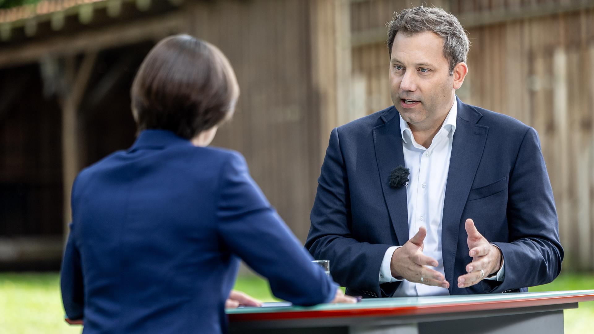 ZDF-Sommerinterview von Vizekanzler Lars Klingbeil (SPD, r) mit ZDF Haupstadtkorrespondentin Diana Zimmermann in «Berlin direkt». 