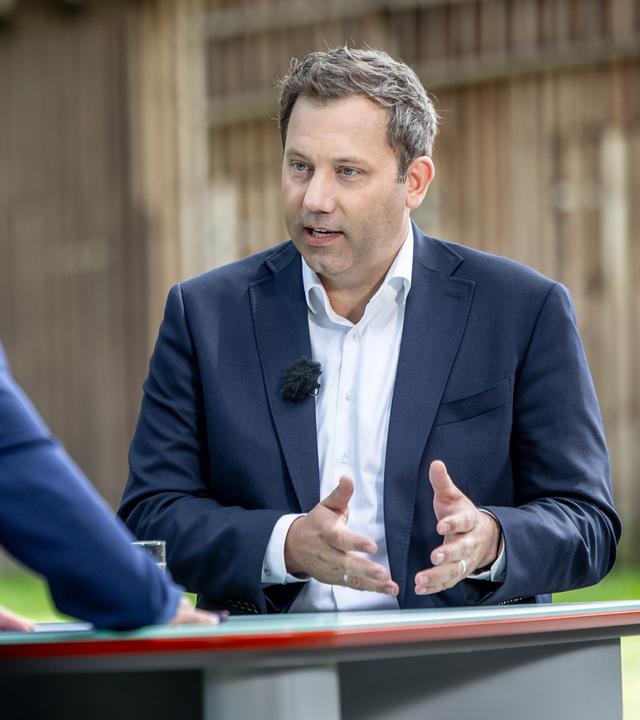 ZDF-Sommerinterview von Vizekanzler Lars Klingbeil (SPD, r) mit ZDF Haupstadtkorrespondentin Diana Zimmermann in «Berlin direkt». 