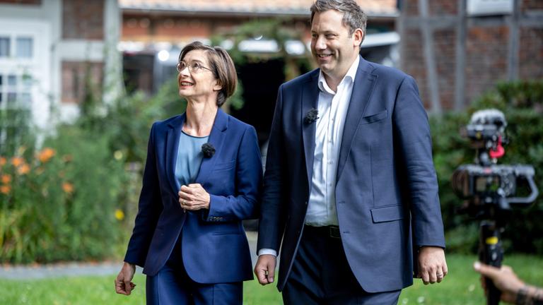 ZDF-Sommerinterview von Vizekanzler Lars Klingbeil (SPD, r) mit ZDF Haupstadtkorrespondentin Diana Zimmermann in «Berlin direkt».