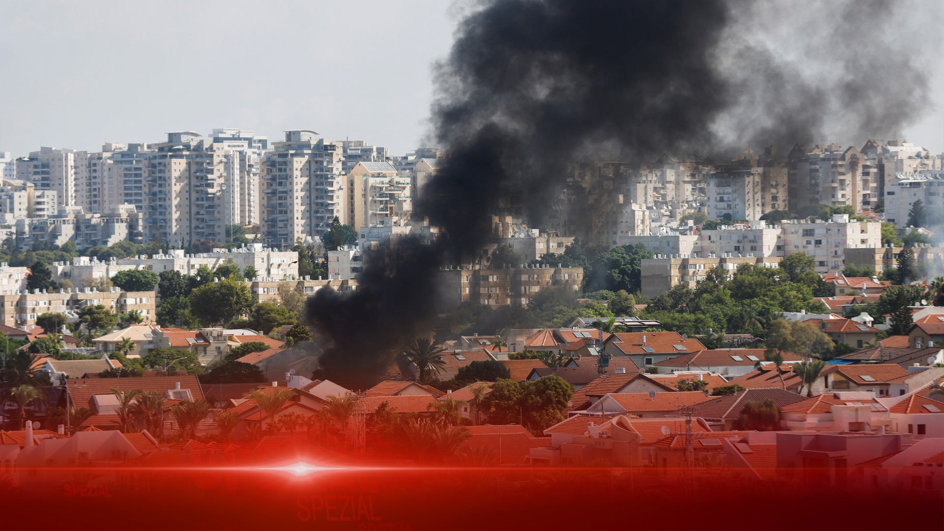 Nach den Raketenangriffen, die am 07.10.2023 aus Gaza abgefeuert wurden, steigt Rauch auf. 