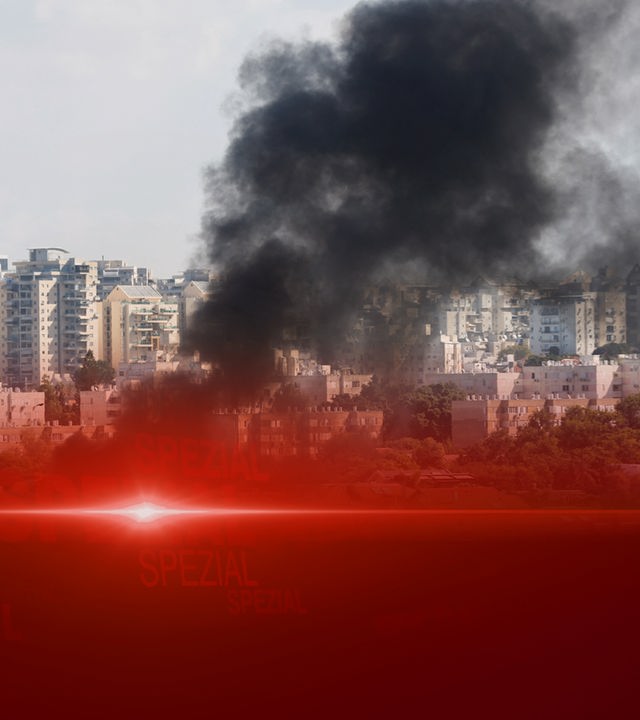 Nach den Raketenangriffen, die am 07.10.2023 aus Gaza abgefeuert wurden, steigt Rauch auf. 