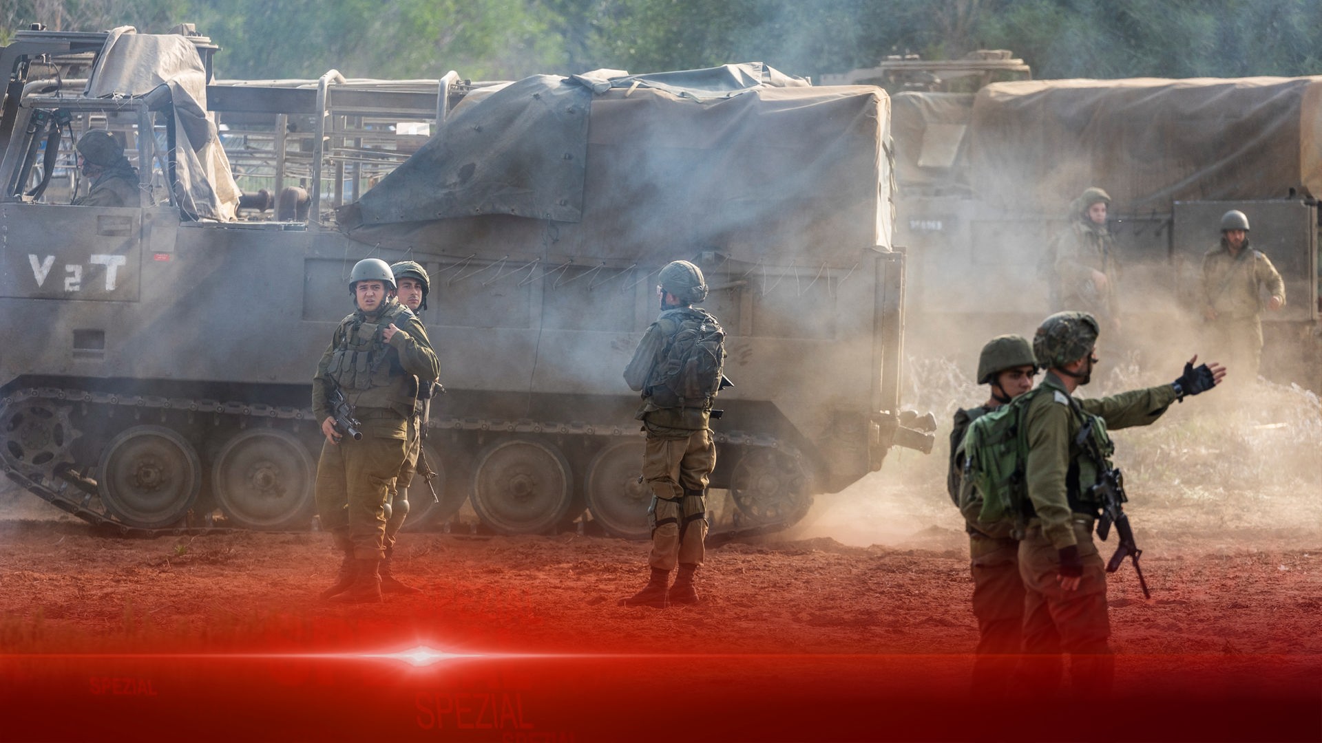 Israelische Soldaten beziehen am zweiten Tag des andauernden Konflikts zwischen Israel und der militanten Palästinensergruppe Hamas entlang der Grenze zum Gazastreifen Stellung. (08.10.2023)