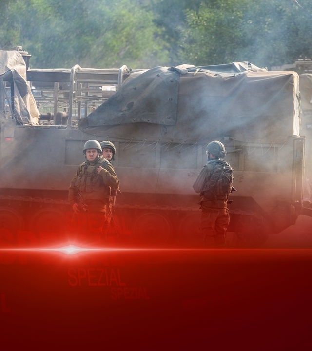 Israelische Soldaten beziehen am zweiten Tag des andauernden Konflikts zwischen Israel und der militanten Palästinensergruppe Hamas entlang der Grenze zum Gazastreifen Stellung. (08.10.2023)