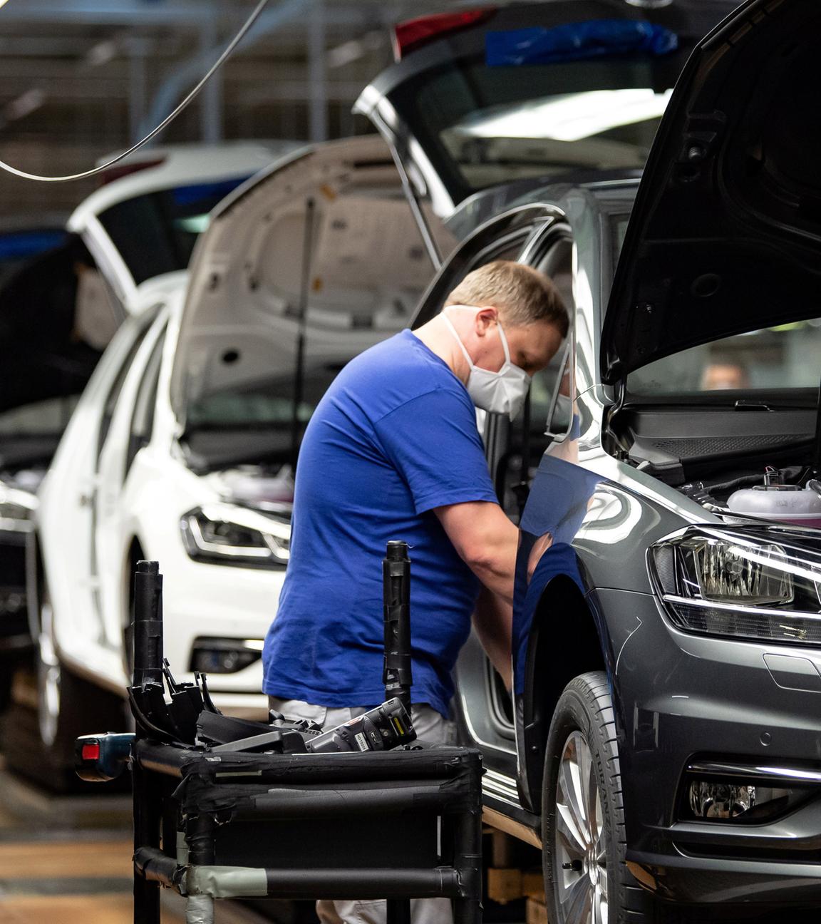 Arbeiter mit Maske bei Volkswagen