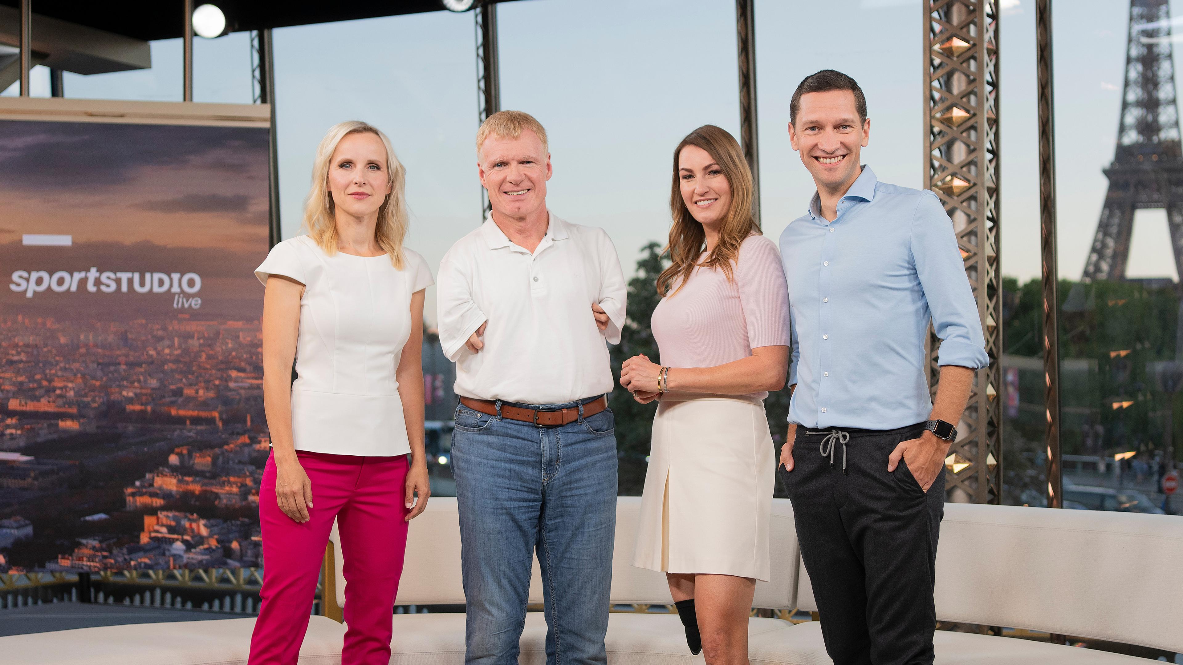von links: Katja Streso, Matthias Berg, Denise Schindler und Florian Zschiedrich stehen im ZDF-Studio der Paralympics und schauen in die Kamera